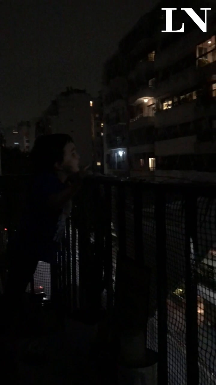 Amigos en el balcón: el tierno intercambio de Antonio, de 3 años, y su vecina