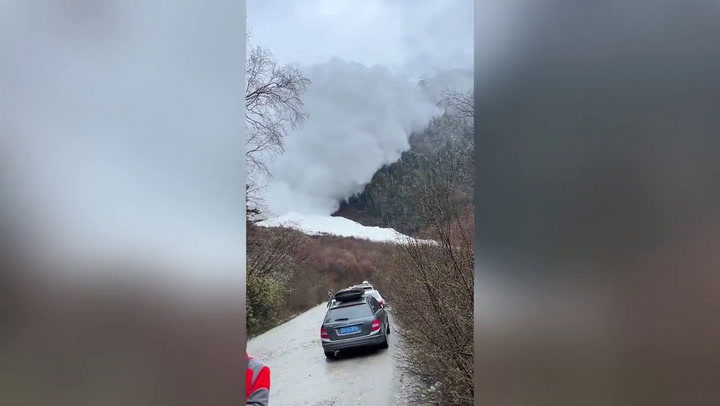 Hikes flee as avalanche crashes onto mountain road in China