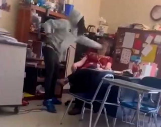 Estados Unidos. Un estudiante de secundario golpeó en la cara a su profesora