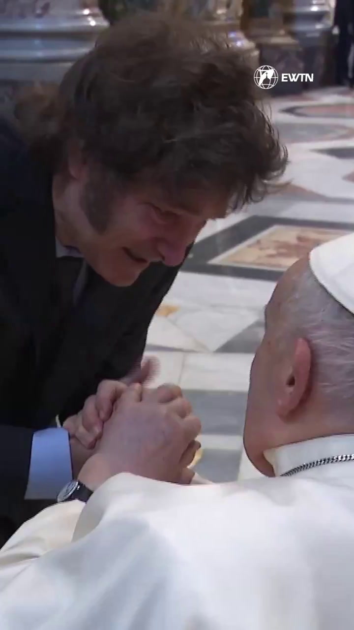“¿Te cortaste el pelo?”, “¿Le puedo dar un beso?”: cómo fue el saludo entre Milei y el Papa
