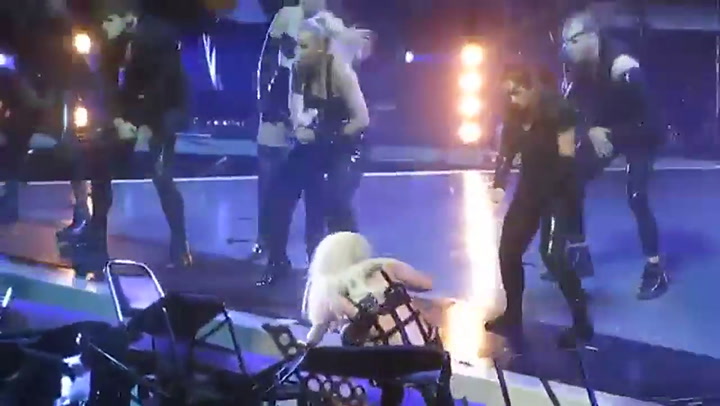 La caída de Lady Gaga - Fuente: YouTube
