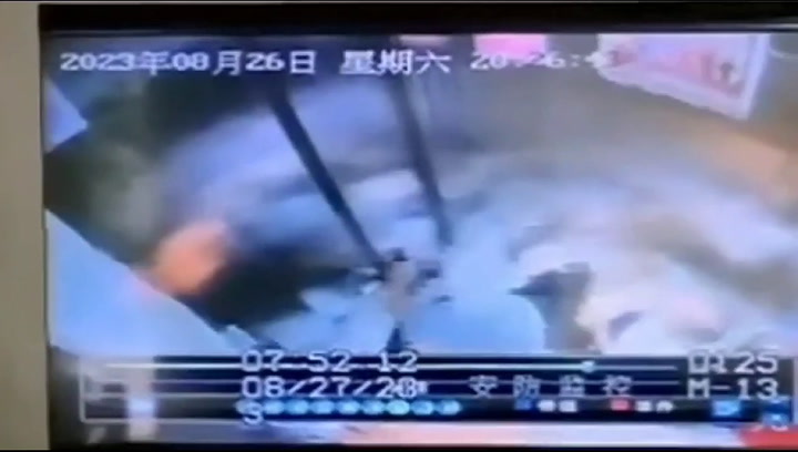 El momento en el que se desploma el ascensor en China