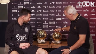 Intercambio de Balones de Oro entre Messi y Stoichcov
