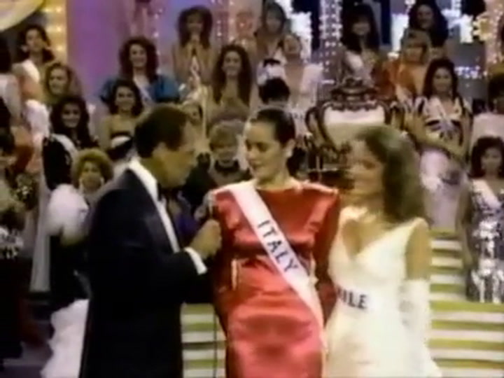 El momento de coronación de Cecilia Bolocco como Miss Universo 1987