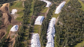 Des centres de ski entreposent de la neige pour l'hiver prochain