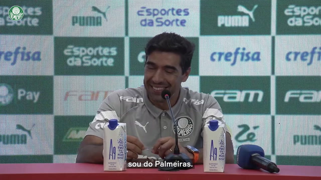 Abel Ferreira celebra vitória do Palmeiras, mas rasga elogios à torcida do Vitória