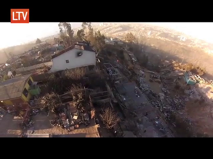 Sobrevuelo de un drone tras el incendio en Valparaíso (La tercera TV)