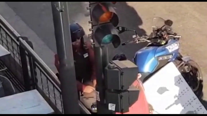 Otro de los videos que comprometen a dos policías de la Ciudad