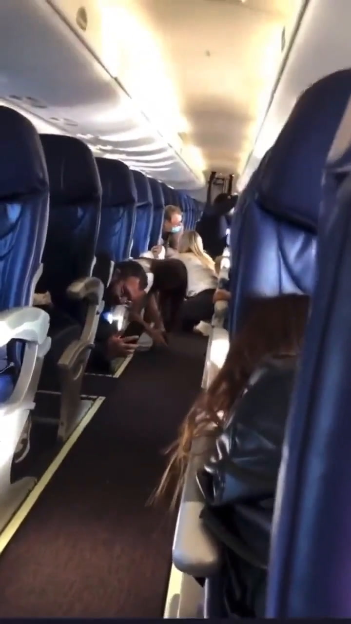 Los pasajeros en el suelo dentro del avión atacado