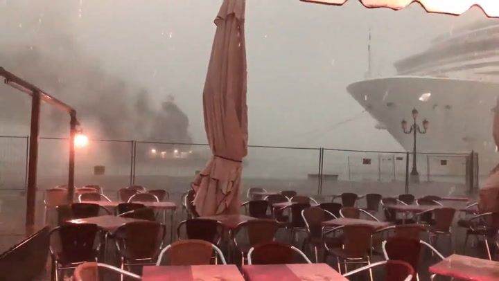 Un crucero gigante perdió el control en Venecia y estuvo a punto de chocar - Fuente: YouTube
