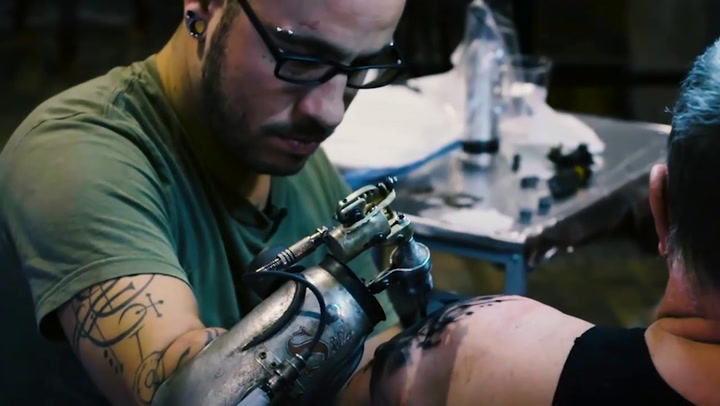 JC Sheitan Tenet, el hombre con la primera prótesis tatuadora del mundo