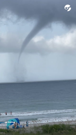 Impresionante tornado en medio del mar