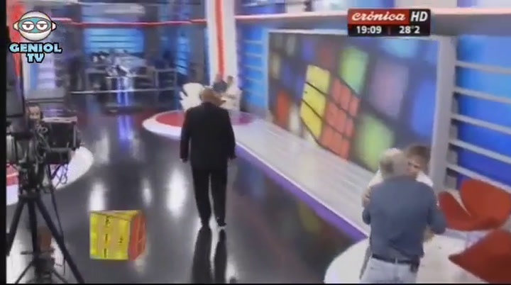 El abrazo entre Hugo Moyano y Amado Boudou en un estudio de TV