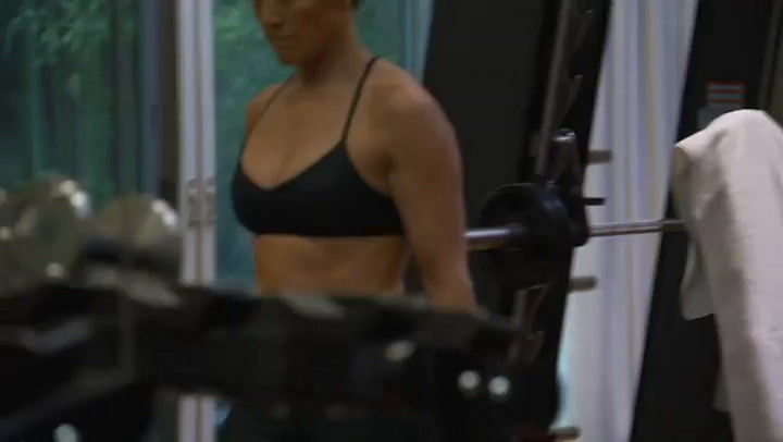 Jennifer Lopez mostró la rutina que realiza para entrenar sus abdominales