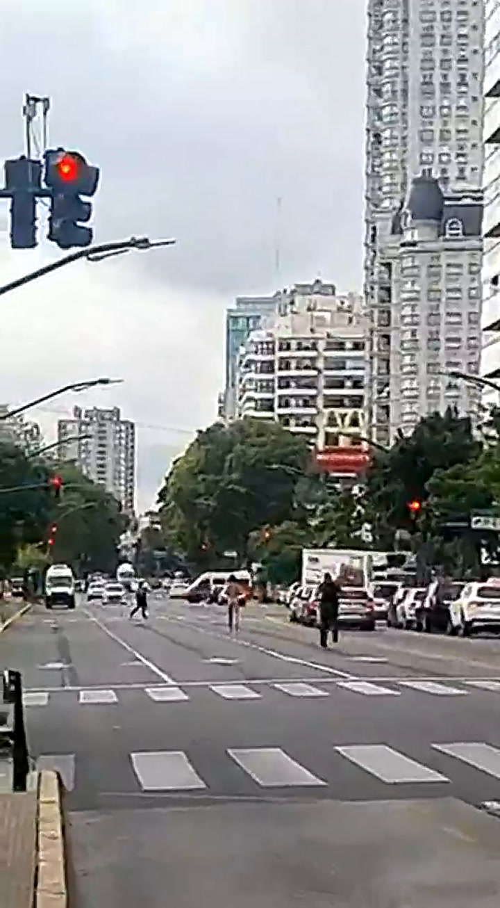 Un hombre salió a correr desnudo por la avenida Del Libertador a plena luz del día y fue detenido