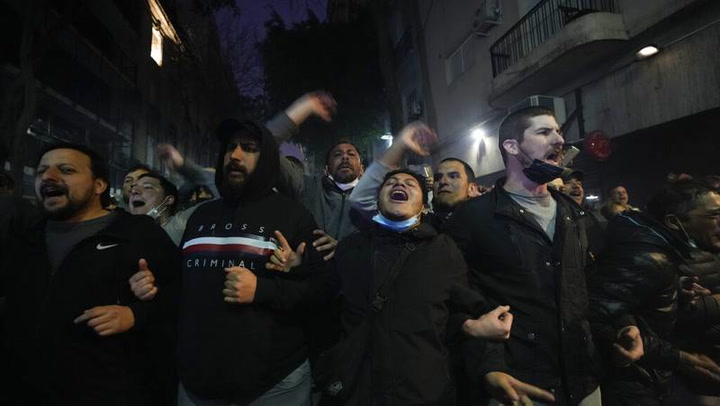 Así salió Cristina Fernández a encontrarse con manifestantes en Argentina