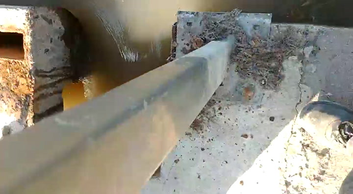 La apertura de una de las compuerta del la azud nivelador de Tostado