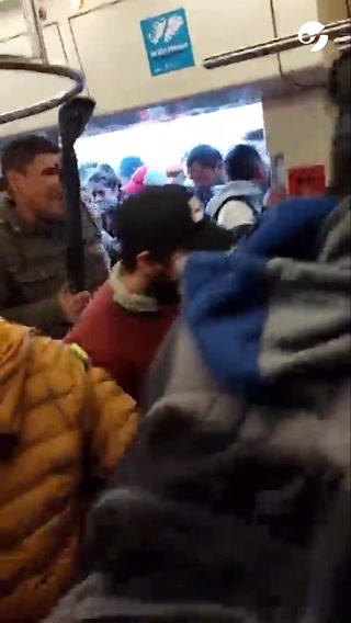 El video que muestra el desorden y el peligro de viajar en tren