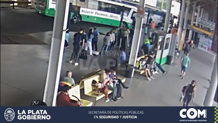 La Plata: así cayó la bala perdida sobre la cabeza de una joven que esperaba un colectivo