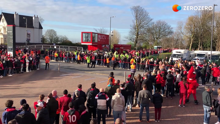 Chegaram os benfiquistas a Anfield: muitos e ruidosos