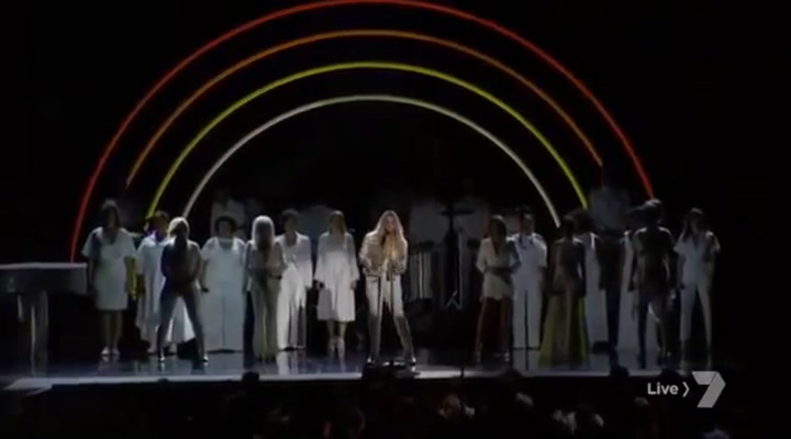 Así fue la actuación de Kesha y su #TimesUp junto a otras figuras