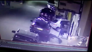 Un grupo de patovicas golpeó a un hombre que chocó su auto contra un boliche