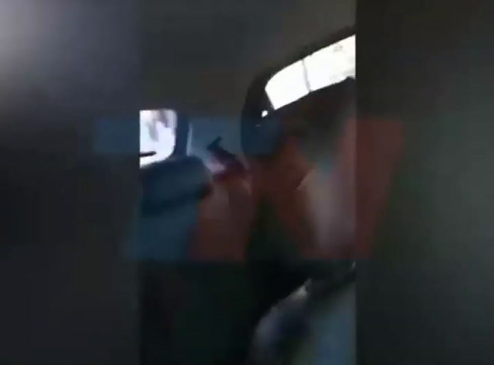 Otro episodio de violencia: un taxista amenazó de muerte a un hombre porque le tocó bocina - Fuente: