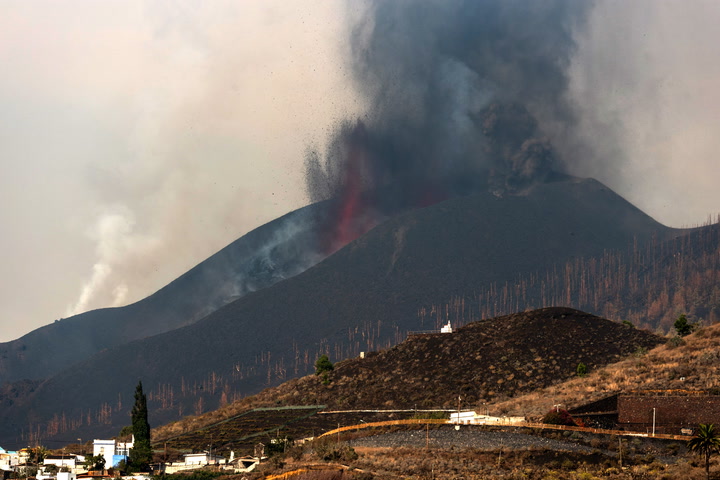 Watch live as smoke billows from Spanish volcano as lava approaches the sea