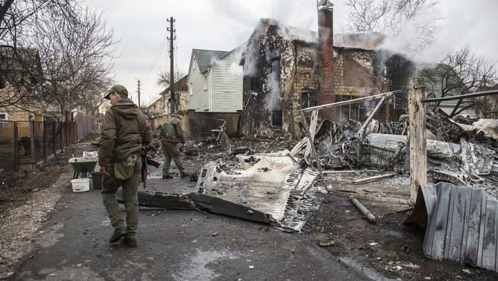 Así entran los militares rusos a vecindarios en ciudades ucranianas