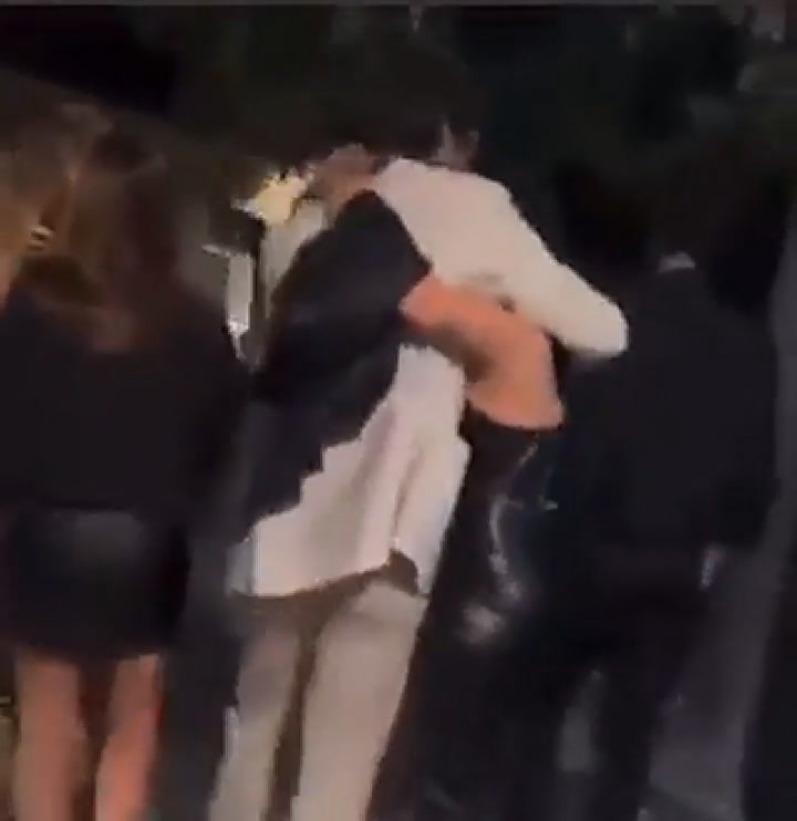 Se viralizó un video en el que aparecen Peter Lanzani y Lali Espósito abrazados.