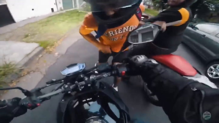 Dramático asalto de motochorros a un motoquero, que grabó el asalto con su GoPro