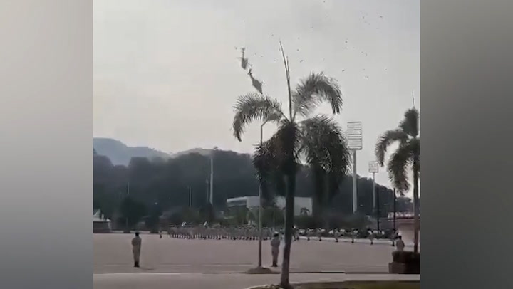 马来西亚军用直升机在训练中坠毁的瞬间| 消息