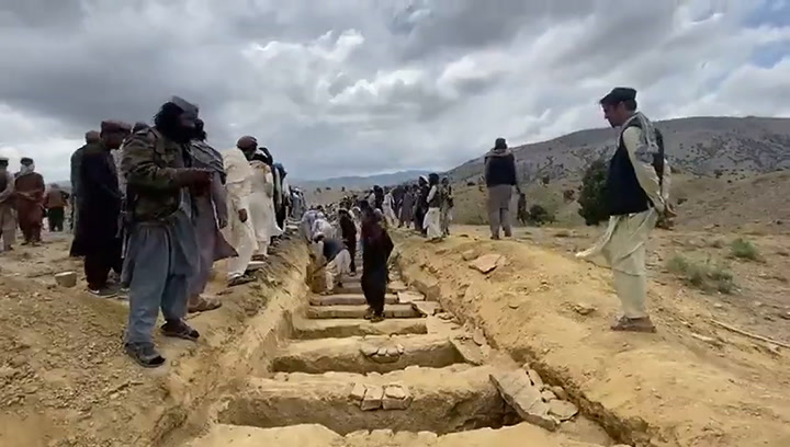 La emergencia tras el terremoto en Afganistán ha obligado a la excavación de fosas comunes