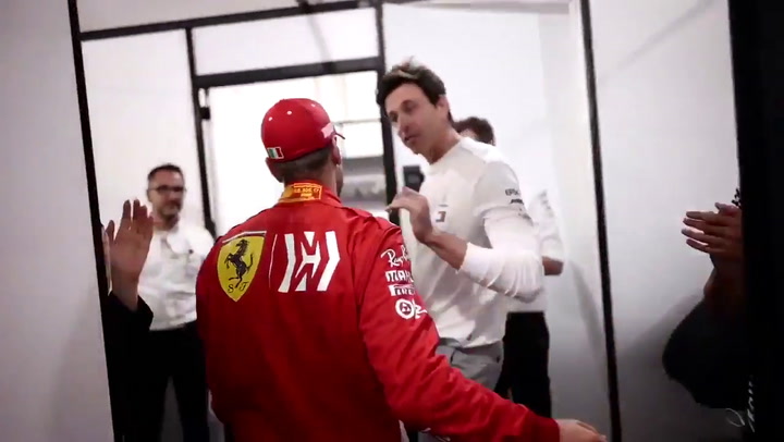El saludo de Vettel al equipo Mercedes tras el título de Hamilton - Fuente: Fórmula 1
