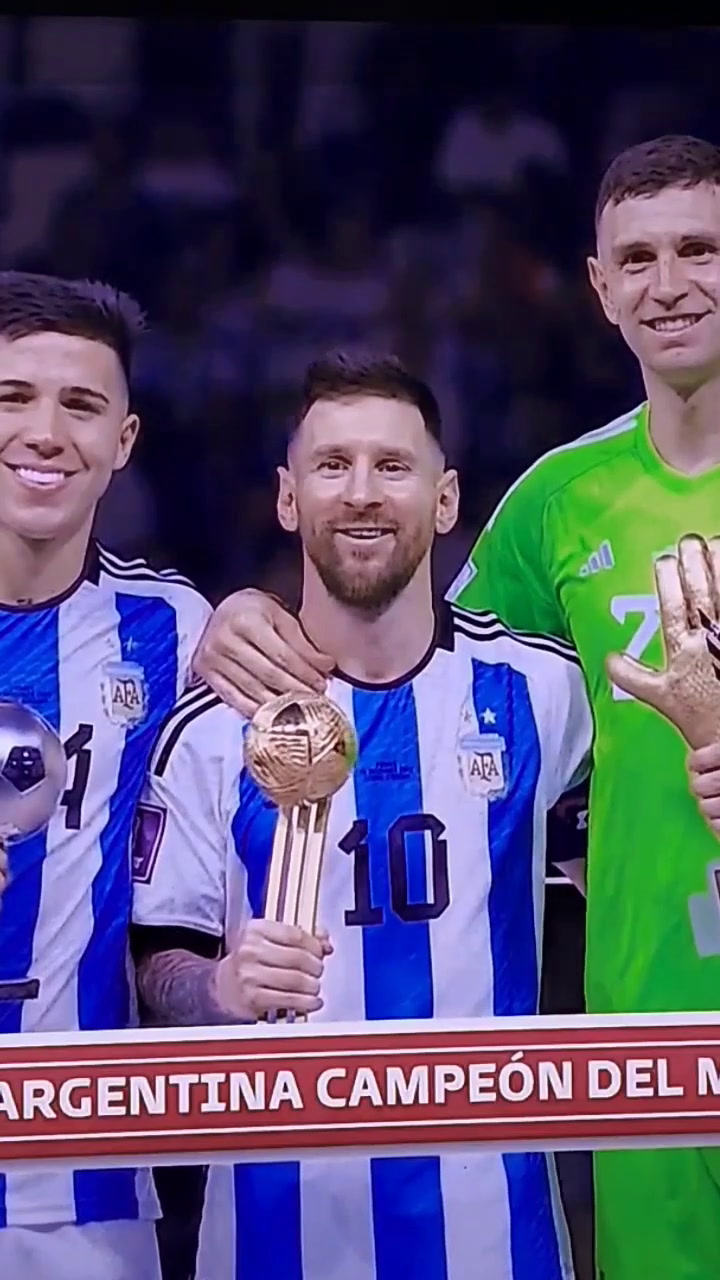 La aplaudida frase de Messi mientras posaba con el Dibu y Enzo en la final de Qatar