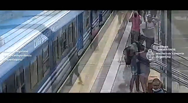 Una mujer se salvó de milagro al caer a las vías del tren