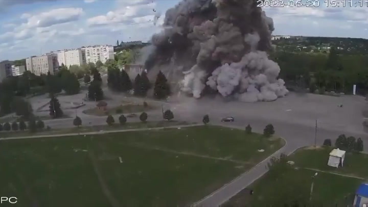 Rusya, Ukrayna'nın Kültür Sarayı'nı devasa füze saldırısıyla yok etti - Dünya Haberleri