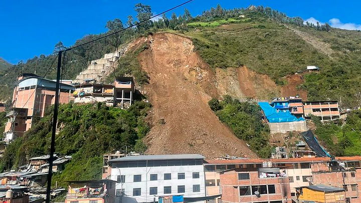 Esta avalancha de tierra dejó 80 casas sepultadas en Perú 