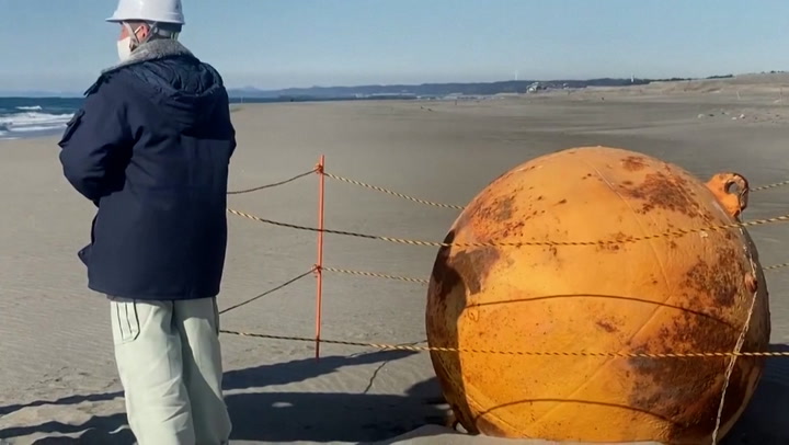 Revelaron más detalles de la bola gigante de hierro que apareció en una  playa de Japón - Infobae