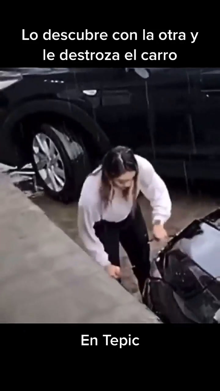 Mujer destroza auto de su pareja tras descubrir supuesta infidelidad y se vuelve viral en TikTok