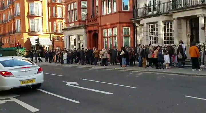 Larguísima fila para votar en Londres