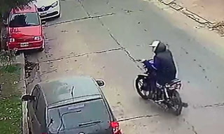 Haedo: así le robó un motochorro a estudiantes que salían del colegio