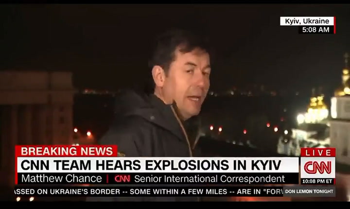 La reacción de un corresponsal de la CNN en Ucrania al ser sorprendido en vivo por los bombardeos