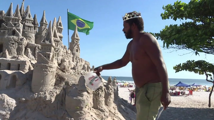 El rey 'Marcio', habitante de un castillo de arena en Rio