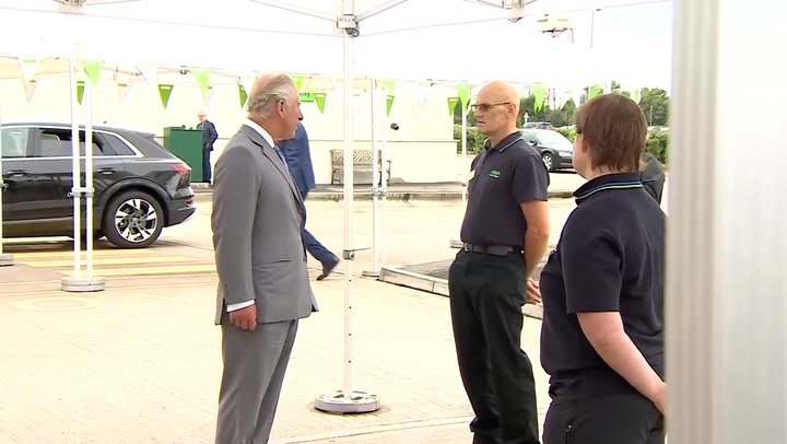 El príncipe Carlos se muestra impasible mientras un trabajador lo saluda y se desploma al piso