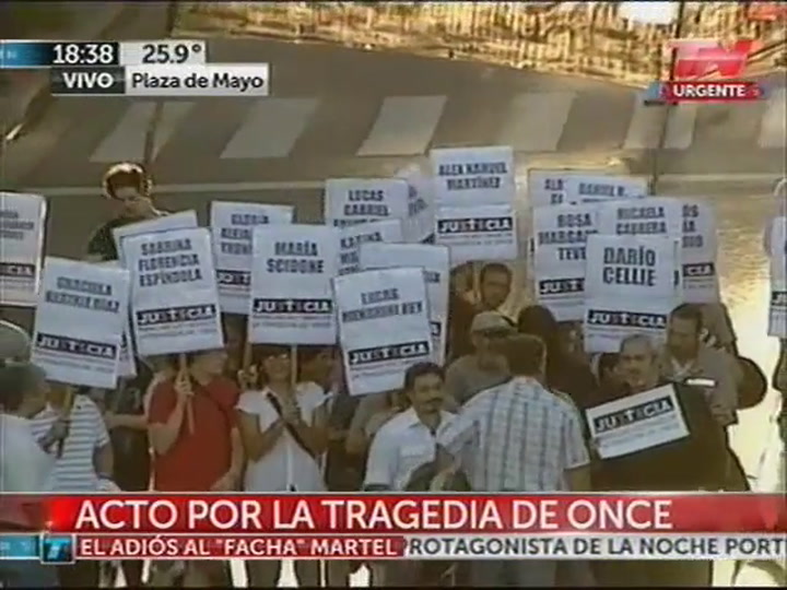 Familiares de las víctimas de la tragedia de Once participan de un acto en Plaza de Mayo (TN)