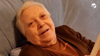 La emotiva reacción de una mujer con Alzheimer al ver a su hijo de 57 años graduarse