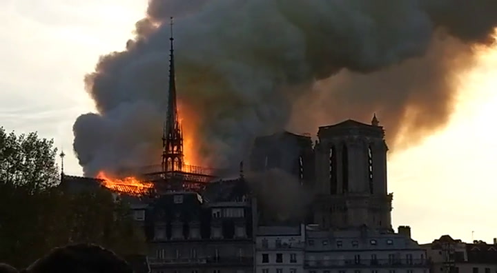 El techo de la Catedral de Notre Dame en llamas - Fuente: Twitter