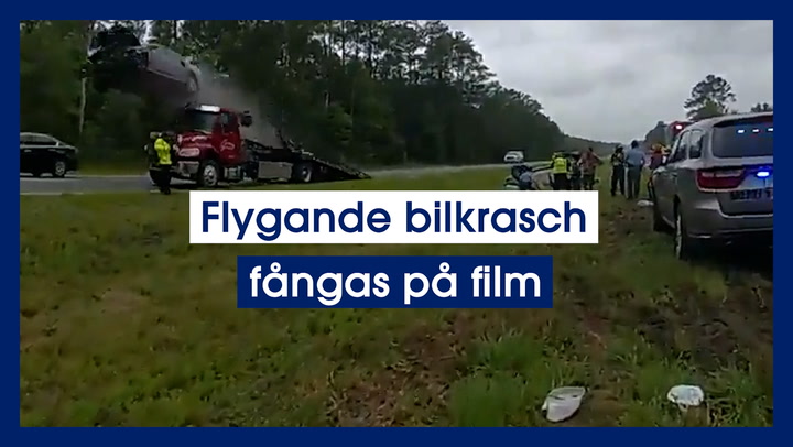 Flygande bilkrasch fångas på film