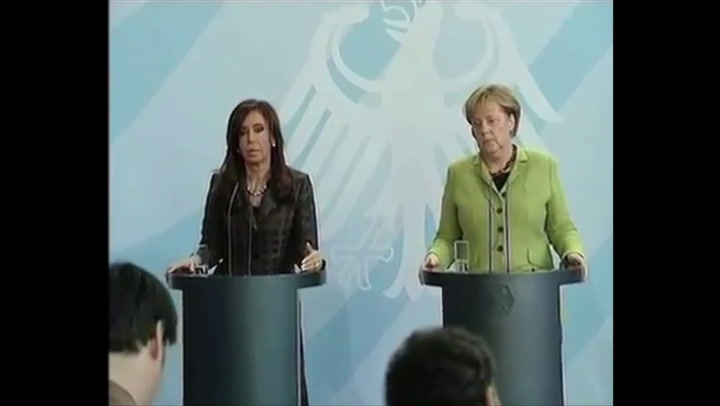 Cristina Kirchner habla sobre el Club de París ante Angela Merkel, en octubre de 2010